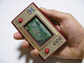 Illustration for article titled Nintendo Game & Watch Modded Into Cellphone (Verdict: WANT)